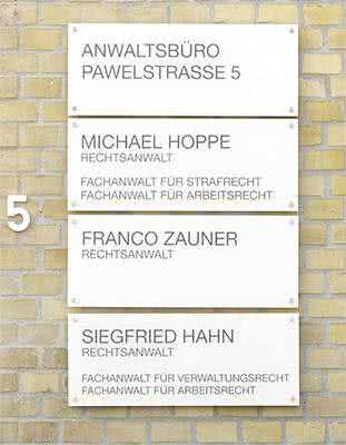 Namensschilder der Rechtsanwälte im Anwaltsbüro Pawelstraße